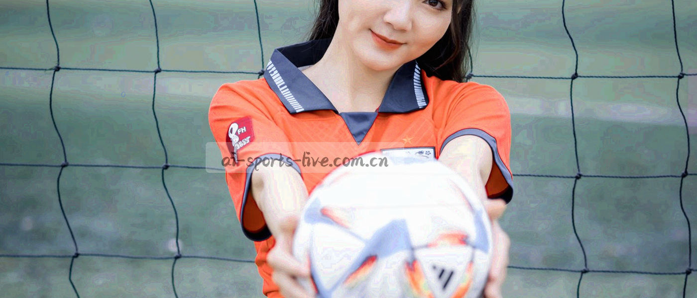 球场夜灯下的看台剪影与观众手中亮起的手机屏幕光点